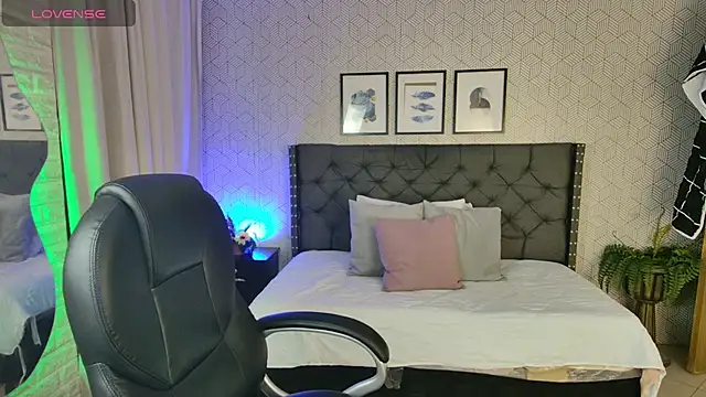 Snapshot of sussy__stone chatting on 12/06/24, 12:44 sussy stone online show from 12/06/24, 12:44