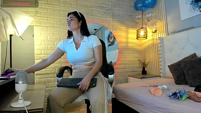 Snapshot of sussy__stone chatting on 06/13/26, 11:52 sussy stone online show from 06/13/26, 11:52
