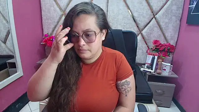 Snapshot of SaraThomso chatting on 12/15/25, 02:34 SaraThomso online show from 12/15/25, 02:34