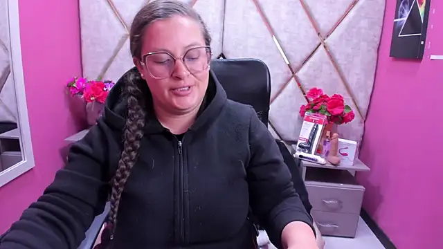 Snapshot of SaraThomso chatting on 11/28/25, 01:44 SaraThomso online show from 11/28/25, 01:44