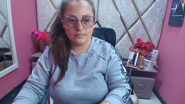 Snapshot of SaraThomso chatting on 12/04/25, 01:21 SaraThomso online show from 12/04/25, 01:21