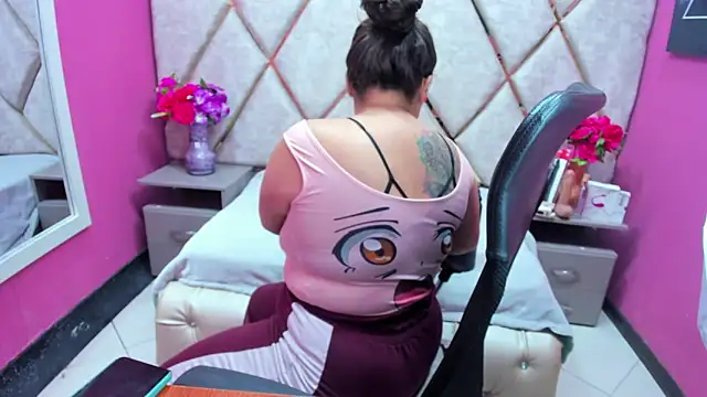 Snapshot of SaraThomso chatting on 12/16/25, 02:21 SaraThomso online show from 12/16/25, 02:21