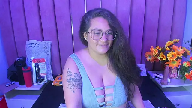 Snapshot of SaraThomso chatting on 11/12/25, 03:32 SaraThomso online show from 11/12/25, 03:32