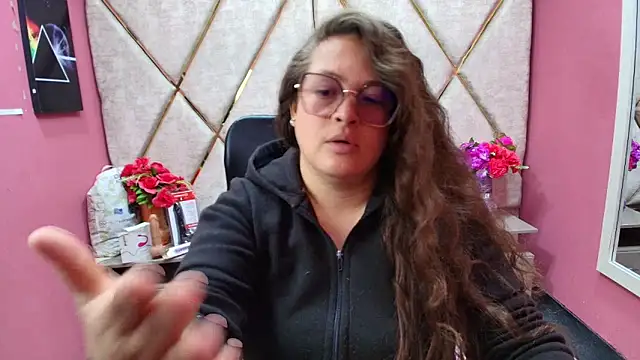 Snapshot of SaraThomso chatting on 12/22/25, 02:39 SaraThomso online show from 12/22/25, 02:39