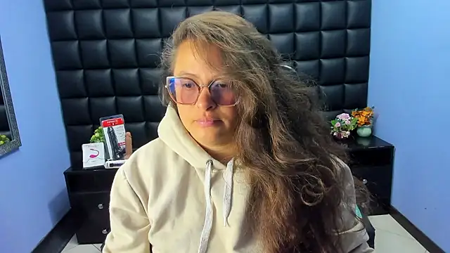 Snapshot of SaraThomso chatting on 01/09/26, 02:35 SaraThomso online show from 01/09/26, 02:35