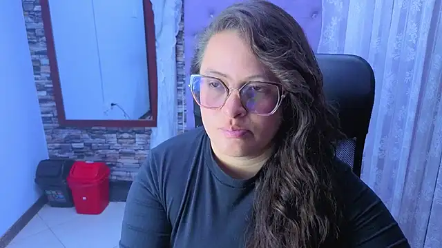 Snapshot of SaraThomso chatting on 12/19/25, 02:08 SaraThomso online show from 12/19/25, 02:08