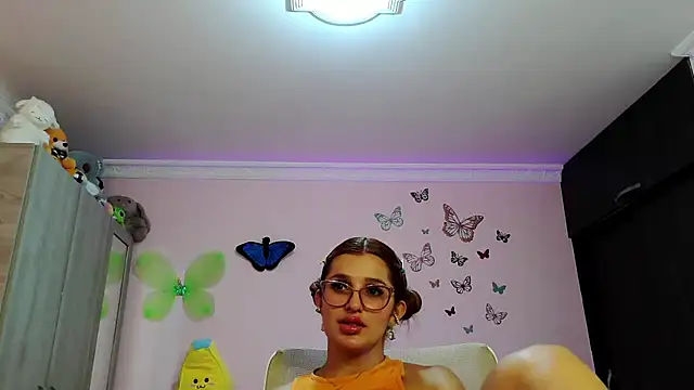 caroline jonson online show from 09/28/25, 02:35