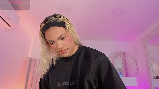 Shelynna azzul online show from 04/08/26, 08:10