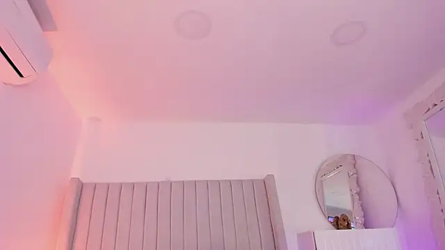 Shelynna azzul online show from 04/17/26, 08:33