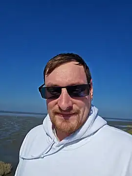 Snapshot of Relsxboy chatting on 03/21/25, 12:06 Relsxboy online show from 03/21/25, 12:06