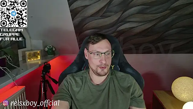 Snapshot of Relsxboy chatting on 09/27/25, 10:49 Relsxboy online show from 09/27/25, 10:49