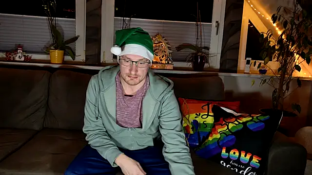 Snapshot of Relsxboy chatting on 12/13/24, 10:02 Relsxboy online show from 12/13/24, 10:02