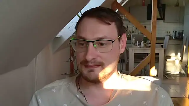 Snapshot of Relsxboy chatting on 03/18/25, 04:28 Relsxboy online show from 03/18/25, 04:28