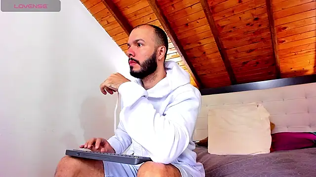 Snapshot of Tom_Bailey chatting on 11/16/25, 01:27 Tom Bailey online show from 11/16/25, 01:27