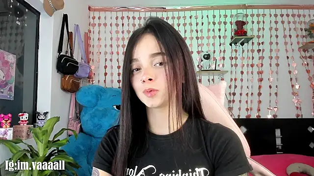 Snapshot of lucyy_tay chatting on 09/24/25, 11:21 lucyy tay online show from 09/24/25, 11:21