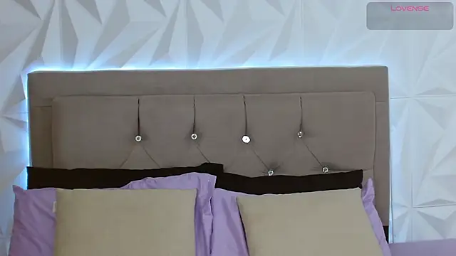 Gwen drew online show from 10/26/25, 01:00