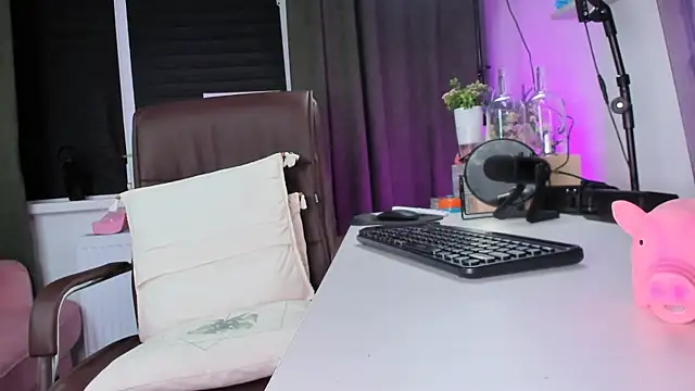 LolaLemona online show from 11/30/25, 09:54