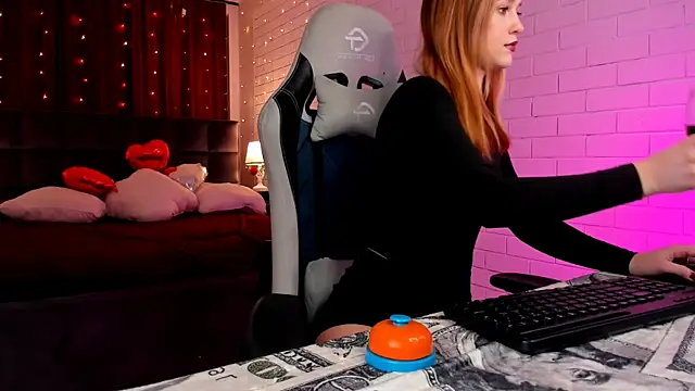 LolaLemona online show from 03/02/25, 09:32