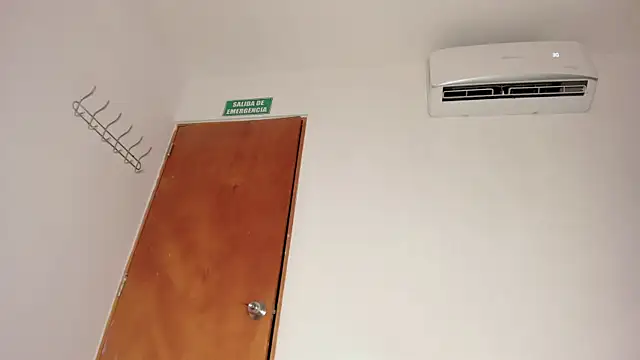 Snapshot of AllisonRoberts_ chatting on 11/04/25, 11:03 AllisonRoberts online show from 11/04/25, 11:03