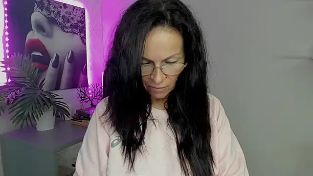 HelenLuxx online show from 09/18/25, 05:43