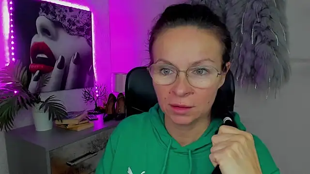 HelenLuxx online show from 10/09/25, 05:41