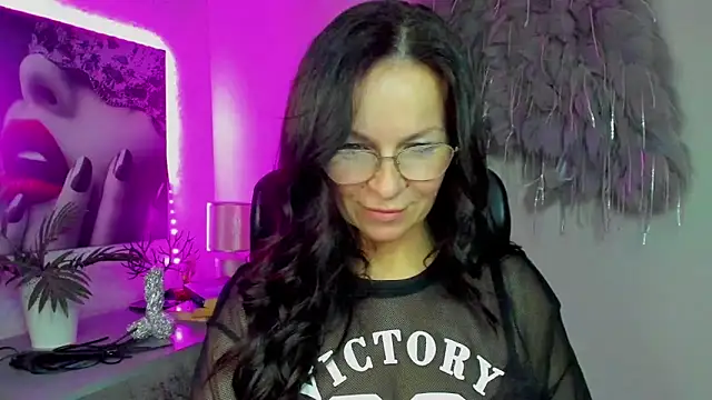 Snapshot of HelenLuxx chatting on 12/22/25, 02:28 HelenLuxx online show from 12/22/25, 02:28