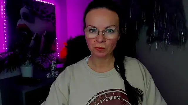 Snapshot of HelenLuxx chatting on 02/09/26, 02:15 HelenLuxx online show from 02/09/26, 02:15