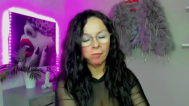 HelenLuxx online show from 12/04/25, 07:24