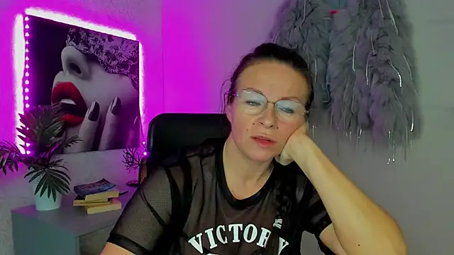 HelenLuxx online show from 10/17/25, 06:43