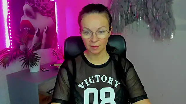 HelenLuxx online show from 11/20/25, 06:47