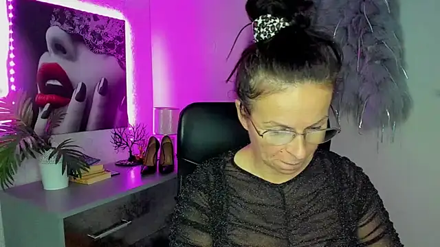 HelenLuxx online show from 10/05/25, 06:31