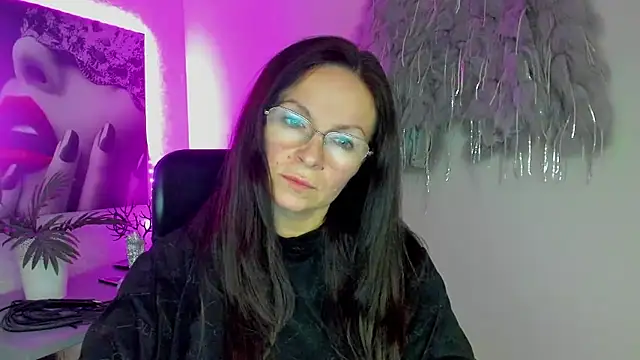 Snapshot of HelenLuxx chatting on 01/08/26, 05:19 HelenLuxx online show from 01/08/26, 05:19