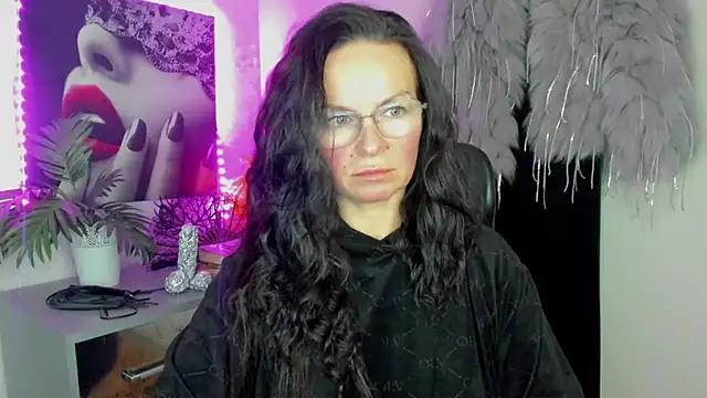 Snapshot of HelenLuxx chatting on 02/18/26, 05:53 HelenLuxx online show from 02/18/26, 05:53