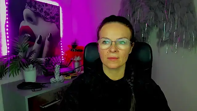 Snapshot of HelenLuxx chatting on 02/12/26, 02:39 HelenLuxx online show from 02/12/26, 02:39