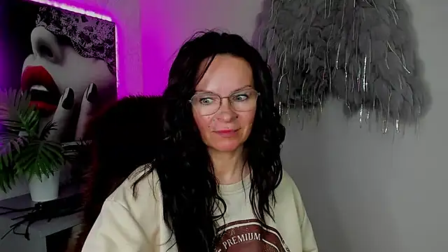 HelenLuxx online show from 03/31/26, 04:20