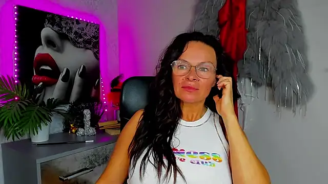 Snapshot of HelenLuxx chatting on 07/13/26, 12:48 HelenLuxx online show from 07/13/26, 12:48