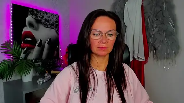 Snapshot of HelenLuxx chatting on 06/17/26, 03:22 HelenLuxx online show from 06/17/26, 03:22