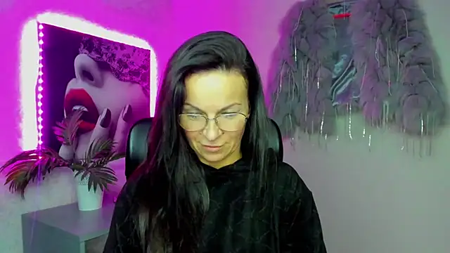 HelenLuxx online show from 11/25/25, 03:45