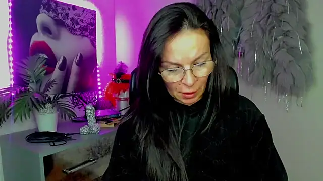 Snapshot of HelenLuxx chatting on 02/03/26, 03:50 HelenLuxx online show from 02/03/26, 03:50