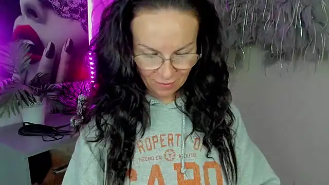 Snapshot of HelenLuxx chatting on 02/26/26, 04:29 HelenLuxx online show from 02/26/26, 04:29