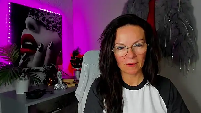 HelenLuxx online show from 05/06/26, 03:16