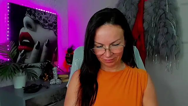 HelenLuxx online show from 05/11/26, 01:56