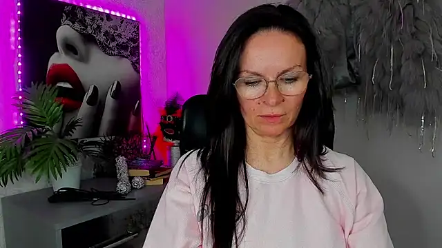 HelenLuxx online show from 04/21/26, 04:13