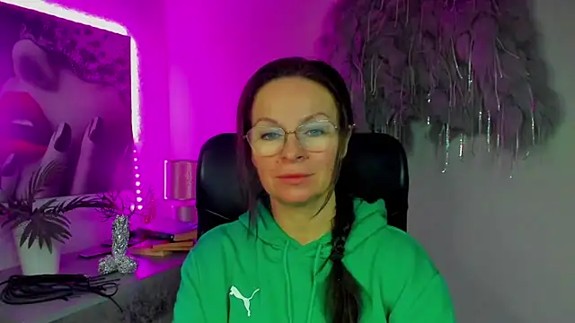 Snapshot of HelenLuxx chatting on 01/06/26, 07:01 HelenLuxx online show from 01/06/26, 07:01