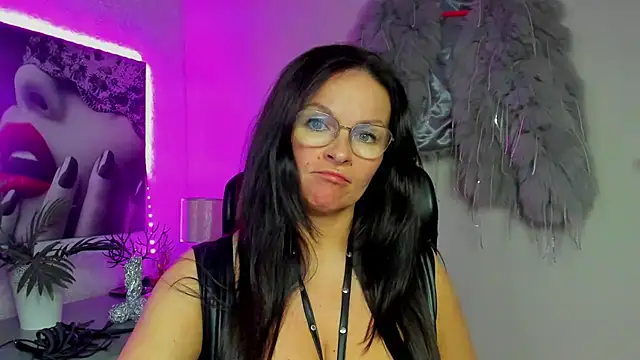 HelenLuxx online show from 12/17/25, 05:18