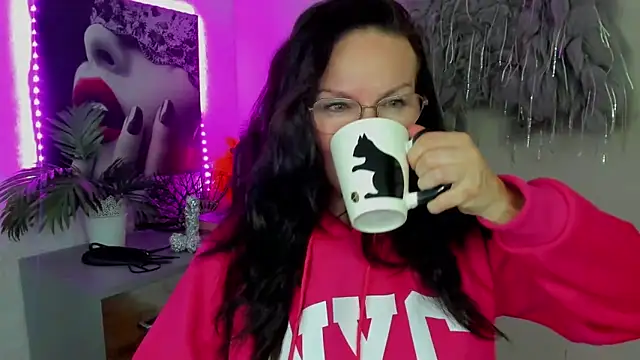 Snapshot of HelenLuxx chatting on 02/24/26, 03:24 HelenLuxx online show from 02/24/26, 03:24