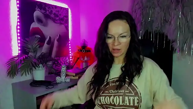 Snapshot of HelenLuxx chatting on 02/21/26, 07:21 HelenLuxx online show from 02/21/26, 07:21