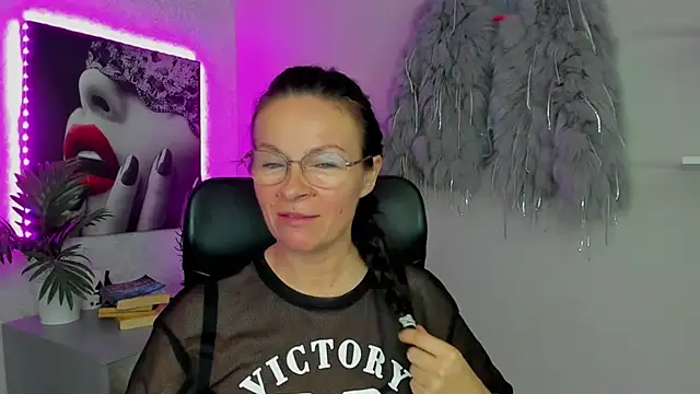 HelenLuxx online show from 10/17/25, 06:39