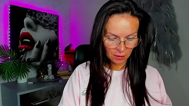 Snapshot of HelenLuxx chatting on 07/09/26, 02:49 HelenLuxx online show from 07/09/26, 02:49