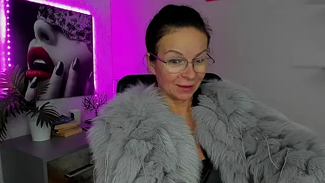 HelenLuxx online show from 10/02/25, 05:55